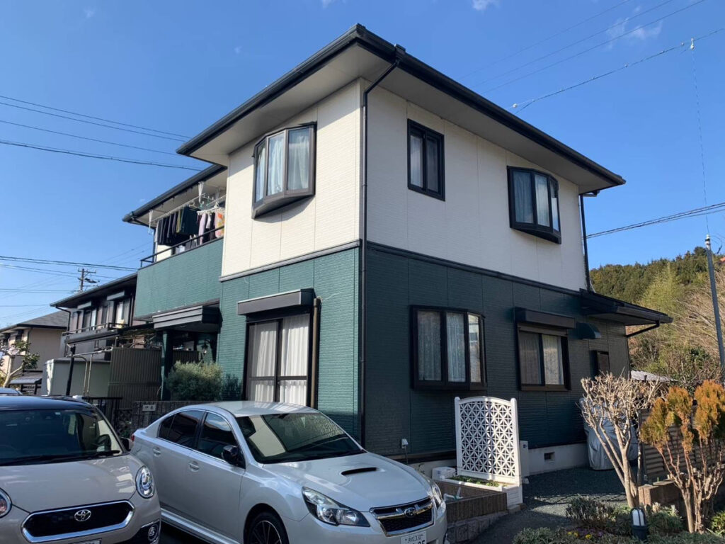 伊東様邸の外観（施工前で外壁にヒビが入っている様子）