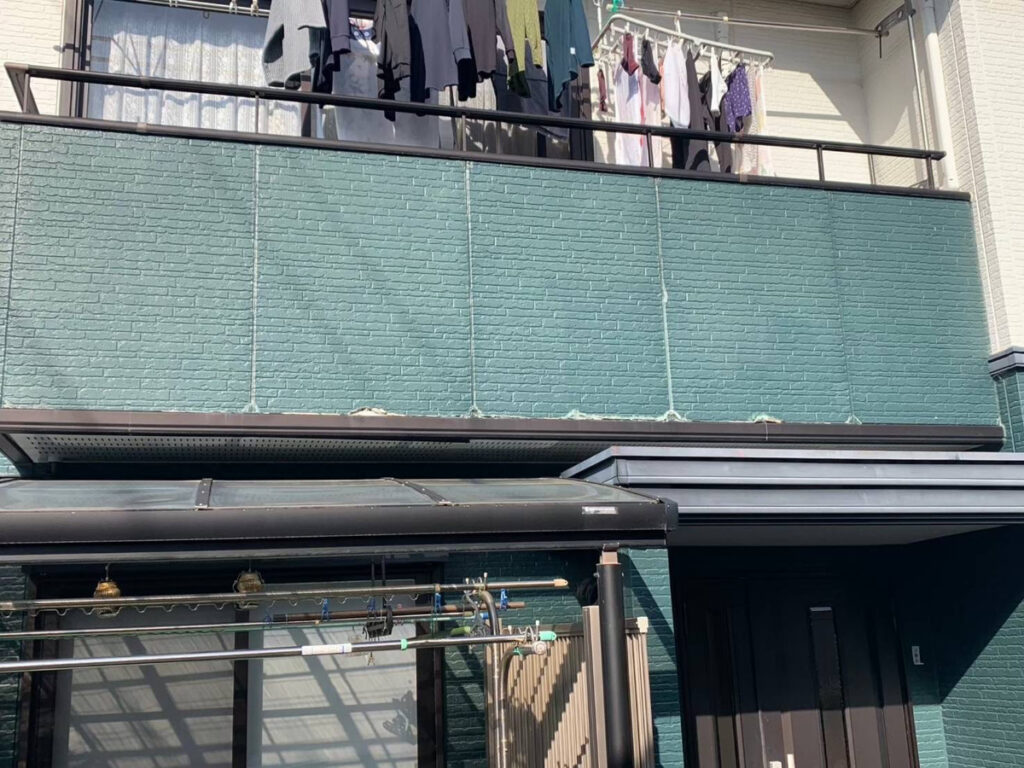 伊東様邸の外観（施工前で劣化の激しい幕板部分）