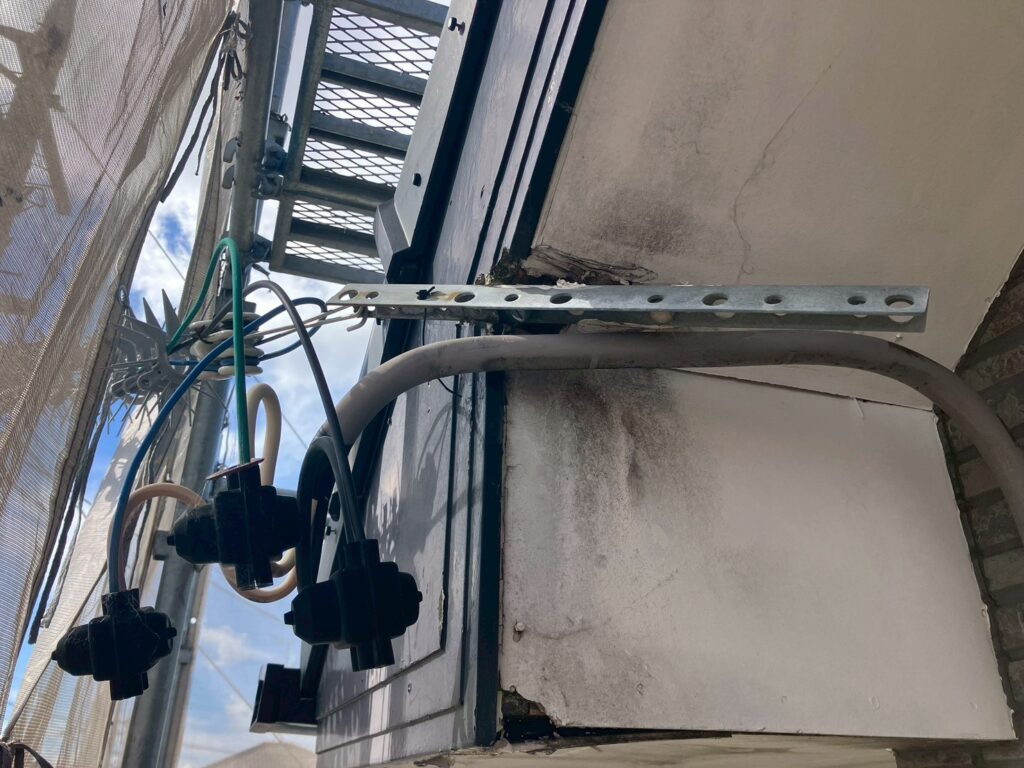 破風板と軒天の破損状況01