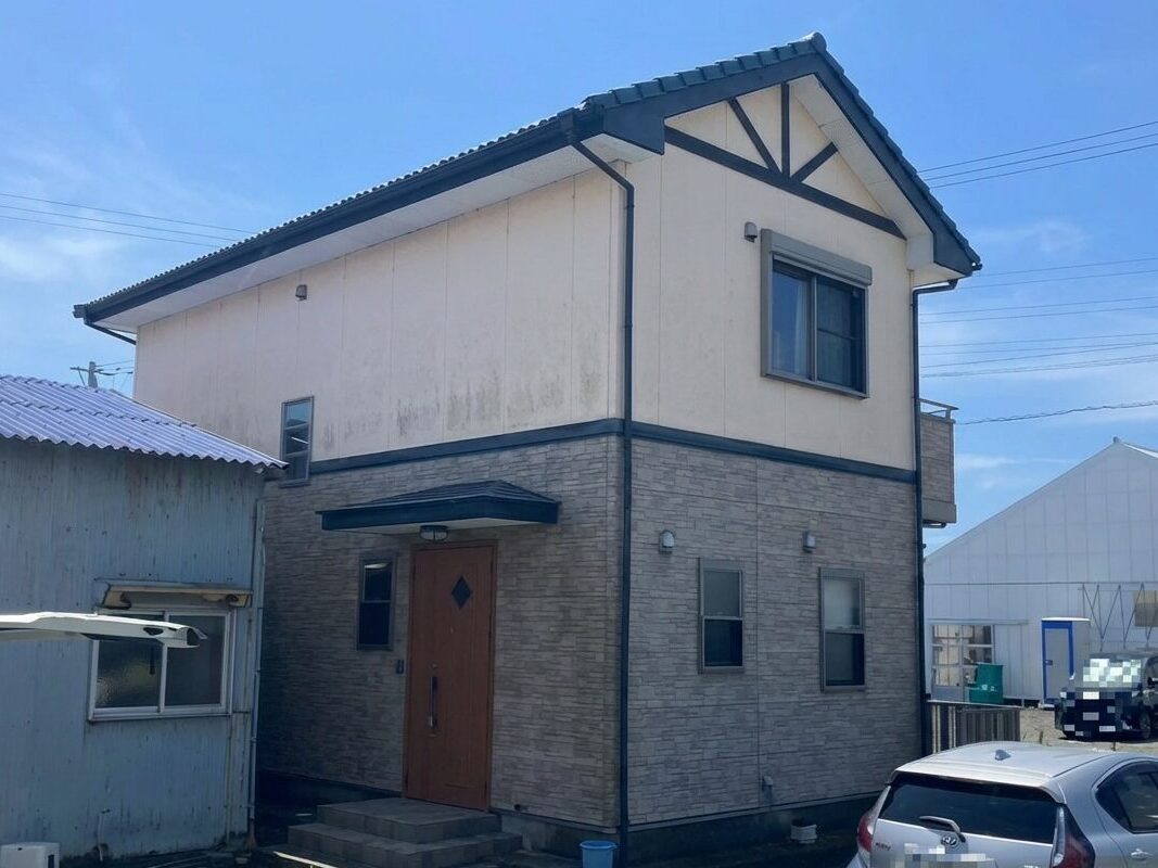 鈴木様邸の外観（施工前の全体像）