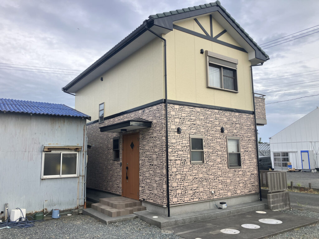 施工後の写真：ダブルトーンで仕上がった外壁全景